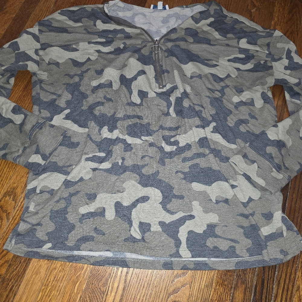 Ladies XL Camo Sweatshirt With 3/4 Zipper, Long Sleeved